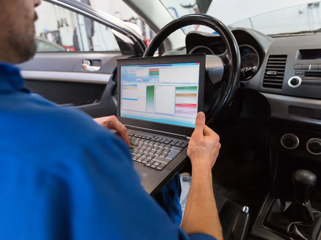 How Fleet Maintenance Tracking Software Optimizes Your Operations